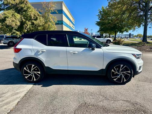 2022 Volvo XC40 T5 R-Design