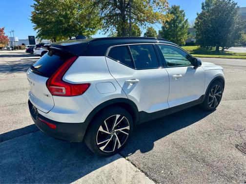 2022 Volvo XC40 T5 R-Design