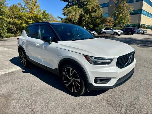 2022 Volvo XC40 T5 R-Design