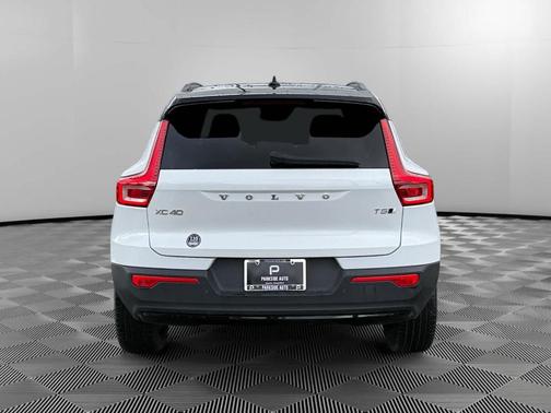 2022 Volvo XC40 T5 R-Design