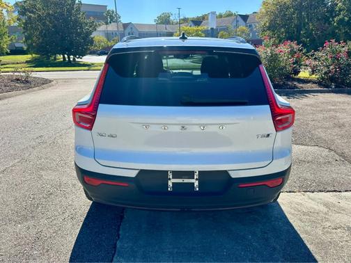 2022 Volvo XC40 T5 R-Design