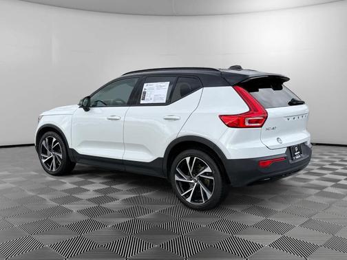 2022 Volvo XC40 T5 R-Design