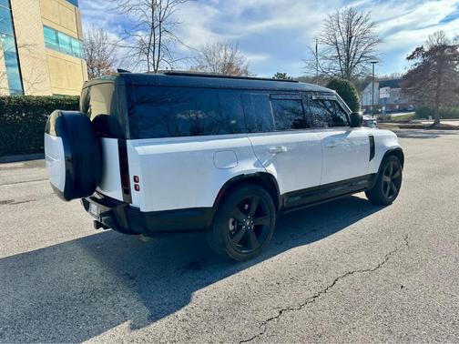 2024 Land Rover Defender P400 X-Dynamic SE