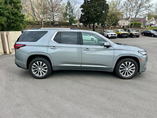Sterling Gray Metallic 2023 Chevrolet Traverse Premier