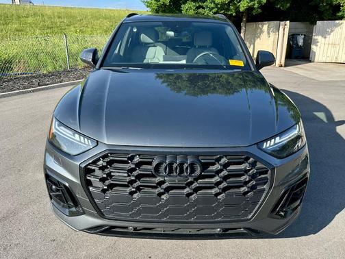 Daytona Gray Pearl Effect 2024 Audi Q5 45 S line quattro Premium