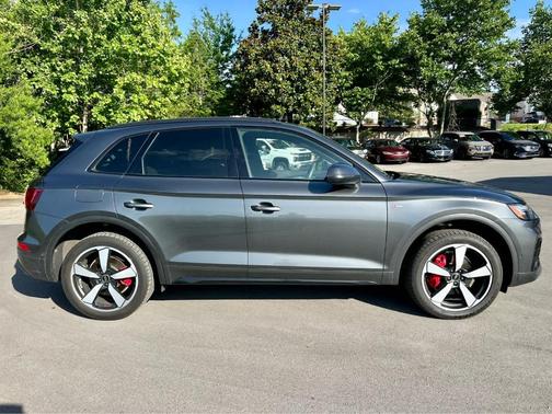 Daytona Gray Pearl Effect 2024 Audi Q5 45 S line quattro Premium