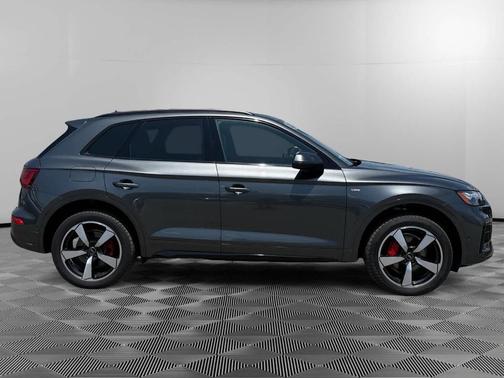 Daytona Gray Pearl Effect 2024 Audi Q5 45 S line quattro Premium