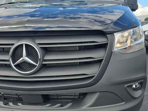 2025 Mercedes-Benz Sprinter 2500 144 WB Standard Roof Passenger
