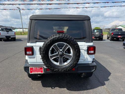 Bright White Clearcoat 2018 Jeep Wrangler Unlimited Sahara