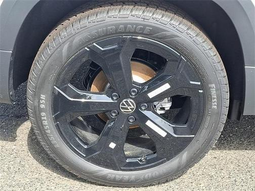 2025 Volkswagen Taos 1.5T SE Black