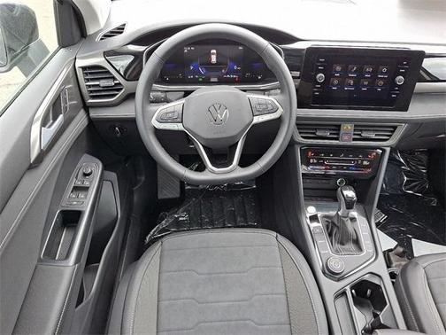 2025 Volkswagen Taos 1.5T SE Black