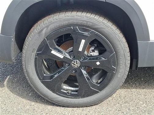 2025 Volkswagen Taos 1.5T SE Black
