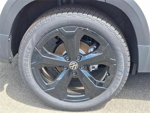2025 Volkswagen Taos 1.5T SE Black