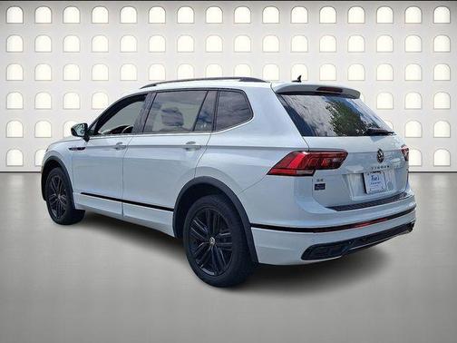 Oryx White Pearl Effect 2022 Volkswagen Tiguan 2.0T SE R-Line Black