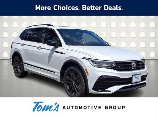 Oryx White Pearl Effect 2022 Volkswagen Tiguan 2.0T SE R-Line Black