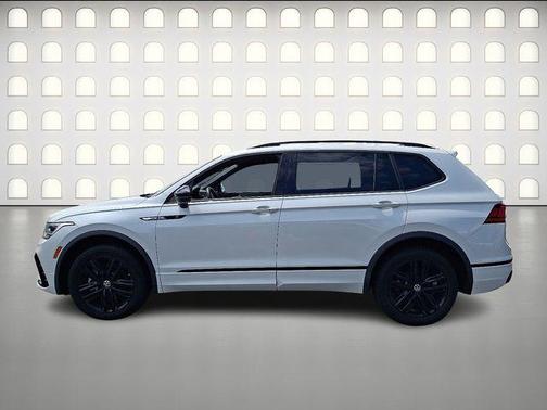Oryx White Pearl Effect 2022 Volkswagen Tiguan 2.0T SE R-Line Black