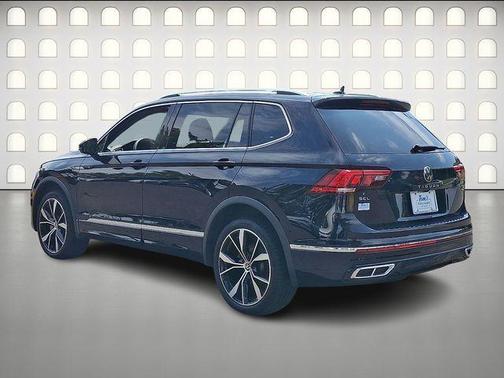Deep Black Pearl Effect 2023 Volkswagen Tiguan 2.0T SEL R-Line