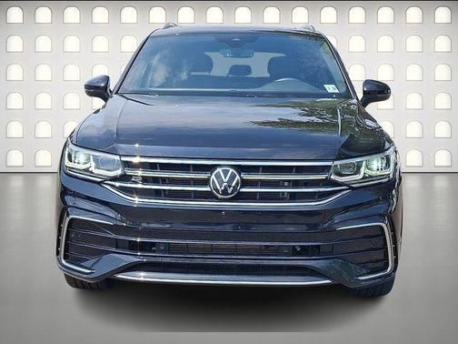 Deep Black Pearl Effect 2023 Volkswagen Tiguan 2.0T SEL R-Line