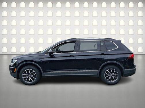 Deep Black Pearl Effect 2020 Volkswagen Tiguan 2.0T SE