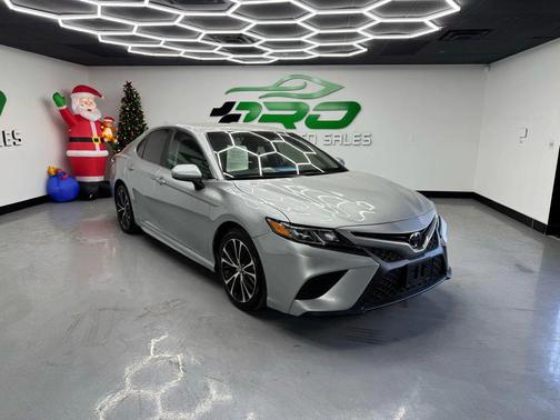 Celestial Silver Metallic 2018 Toyota Camry SE Sedan