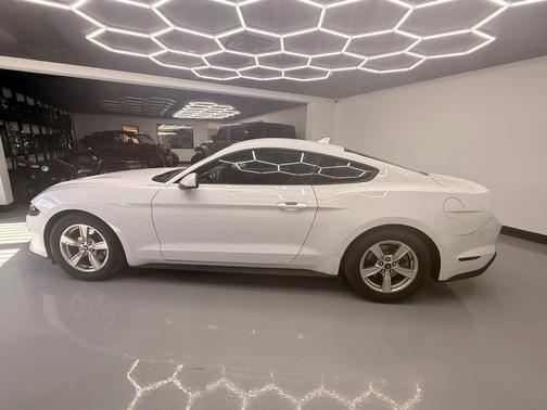 2022 Ford Mustang EcoBoost