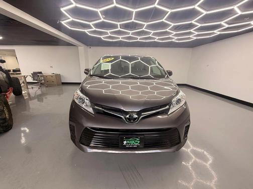 2018 Toyota Sienna LE