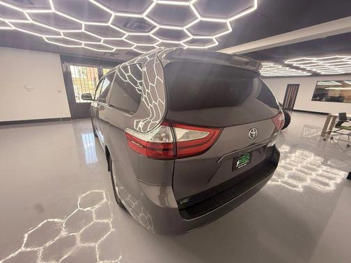 2018 Toyota Sienna LE
