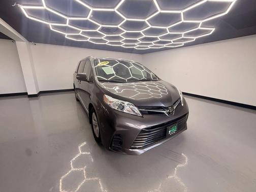 2018 Toyota Sienna LE