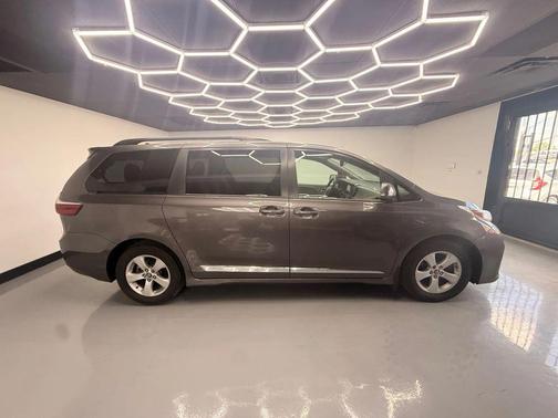 2018 Toyota Sienna LE