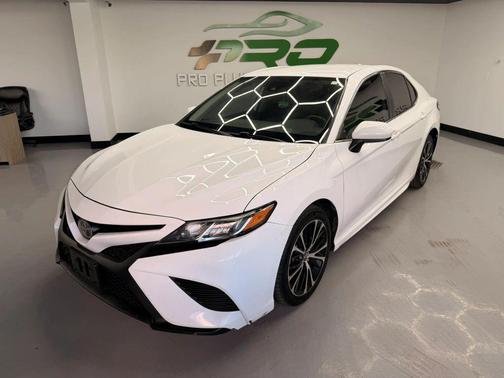 Super White 2020 Toyota Camry SE
