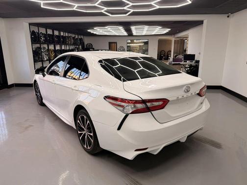 Super White 2020 Toyota Camry SE