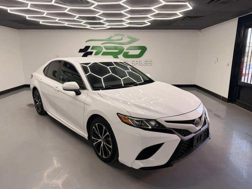 Super White 2020 Toyota Camry SE