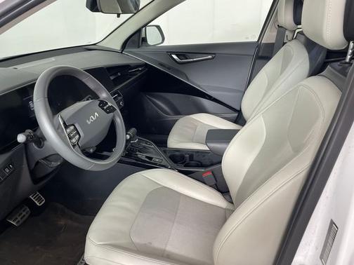 Snow White Pearl 2023 Kia Niro EX Touring