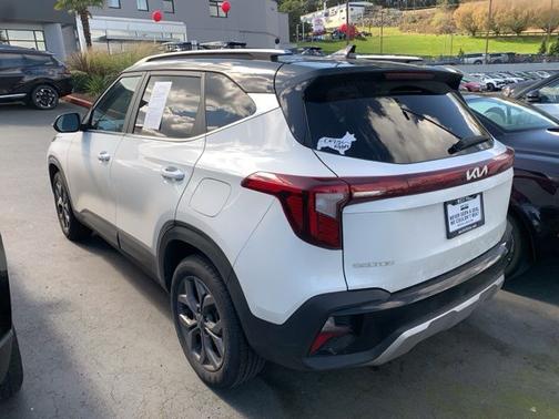 Clear White/Black Roof 2024 Kia Seltos S