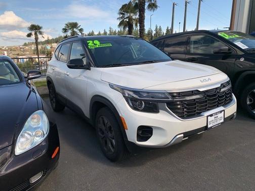 Clear White/Black Roof 2024 Kia Seltos S