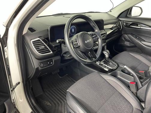 Clear White/Black Roof 2024 Kia Seltos S