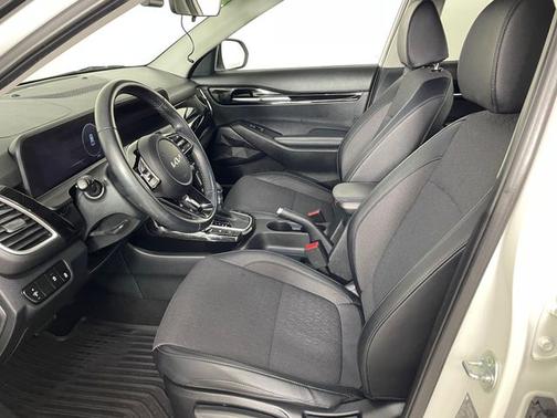 Clear White/Black Roof 2024 Kia Seltos S