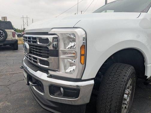 Oxford White 2025 Ford F-350 XLT