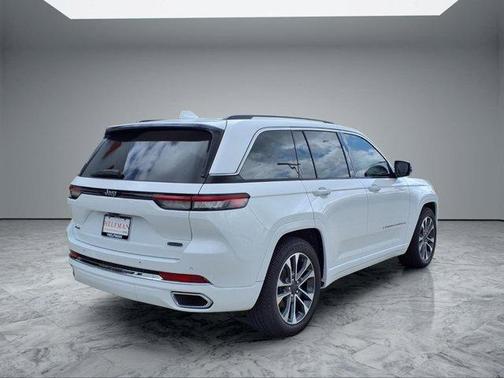 Bright White Clearcoat 2022 Jeep Grand Cherokee Overland