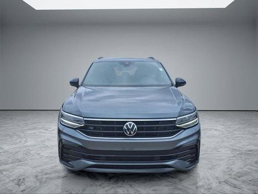 Platinum Gray Metallic 2022 Volkswagen Tiguan 2.0T SE R-Line Black