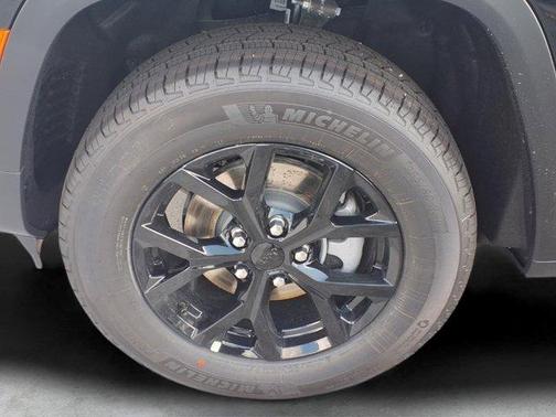 Diamond Black 2026 Jeep Grand Cherokee Laredo