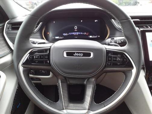 Photo 5 of 10 of 2022 Jeep Grand Cherokee Overland
