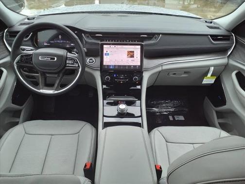 Photo 3 of 10 of 2022 Jeep Grand Cherokee Overland