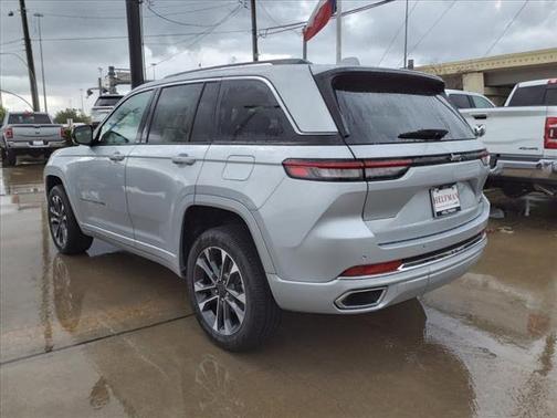 Photo 2 of 10 of 2022 Jeep Grand Cherokee Overland