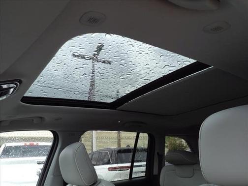Photo 4 of 10 of 2022 Jeep Grand Cherokee Overland