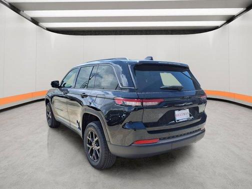 Diamond Black 2026 Jeep Grand Cherokee Laredo