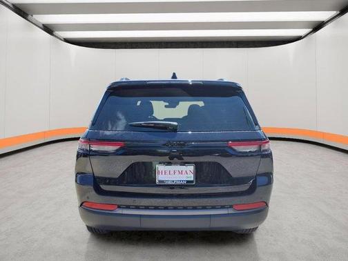 Diamond Black 2026 Jeep Grand Cherokee Laredo