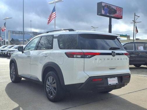 2025 Nissan Pathfinder SV