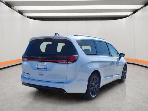Bright White Clearcoat 2026 Chrysler Pacifica Select