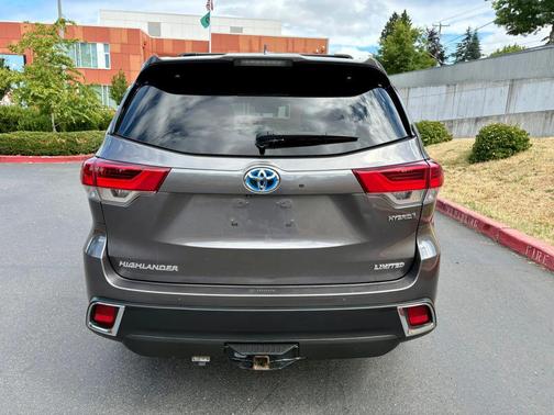 Gray 2018 Toyota Highlander Hybrid Platinum
